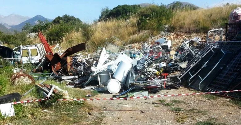 Pabillonis, abbandonano rifiuti pericolosi nell’area sosta dei nomadi: coppia nei guai