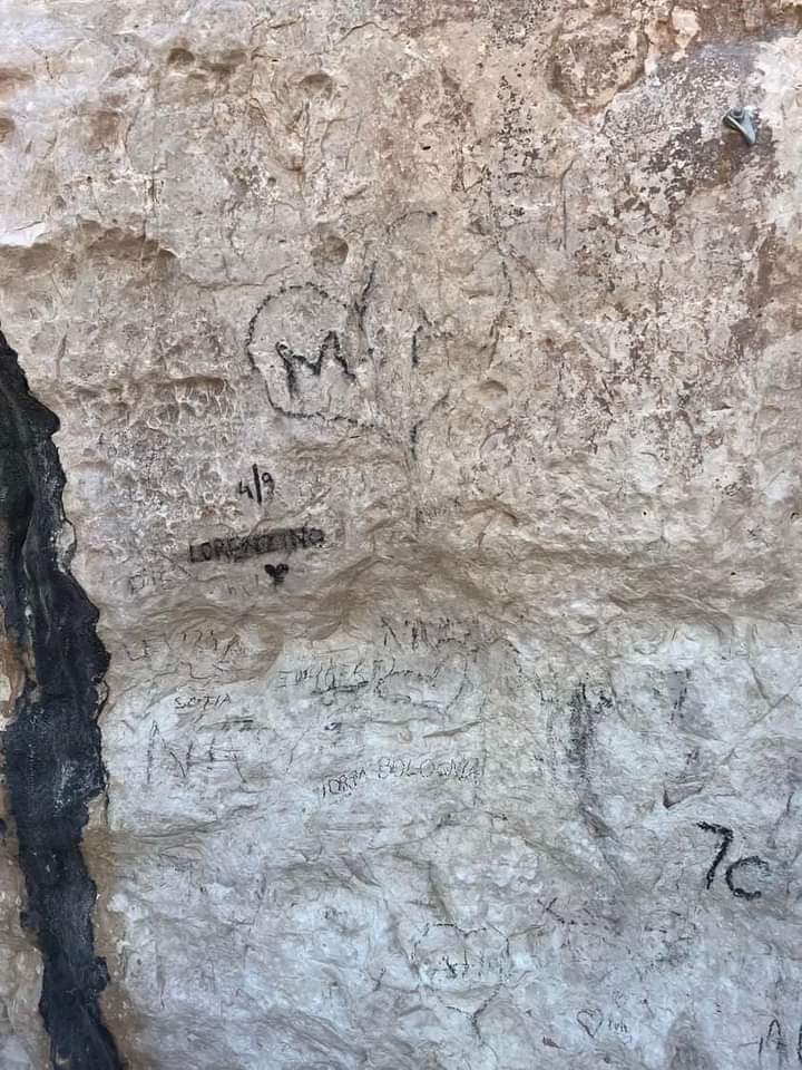 Le rocce di Cala Luna nuovamente sfregiate dai writers: “Forza Bologna, Lorenzino, Sofia”
