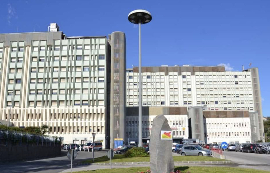Si lancia dal balcone con le figlie di 6 mesi dopo aver litigato con il marito