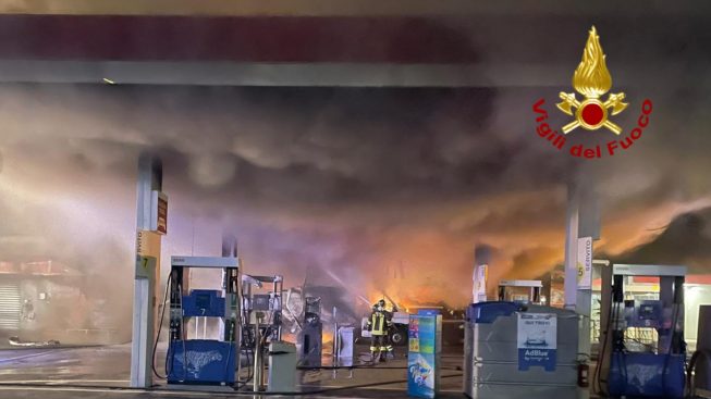 Distributore bruciato in viale Marconi, ai domiciliari il presunto mandante dell’incendio dell’auto della commessa