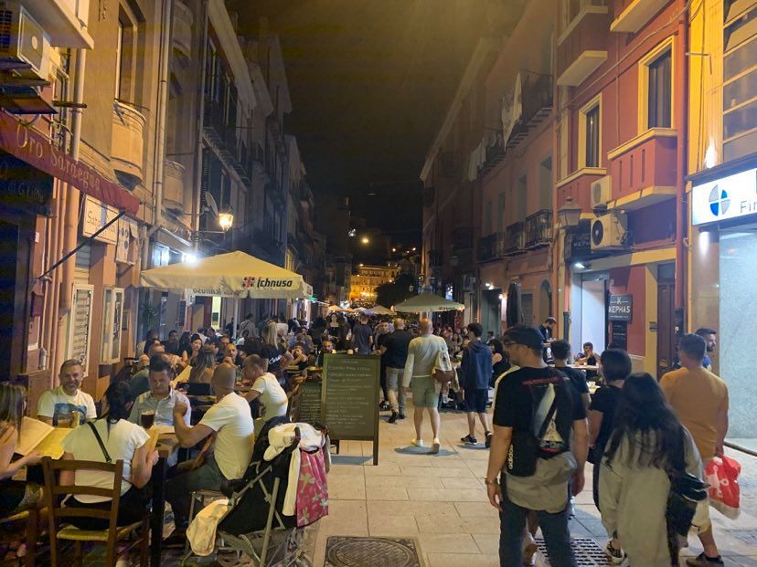 Malamovida a Cagliari, residenti nuovamente all’attacco: “Troppi tavolini, sedie e ombrelloni”