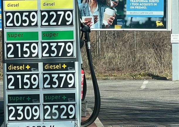 Benzina come l’oro anche in Sardegna, scattano le denunce: “Questa è una speculazione”