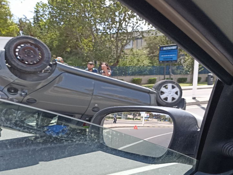 Spettacolare incidente in via Vesalio a Cagliari, un’auto si ribalta dopo la curva per Terramaini