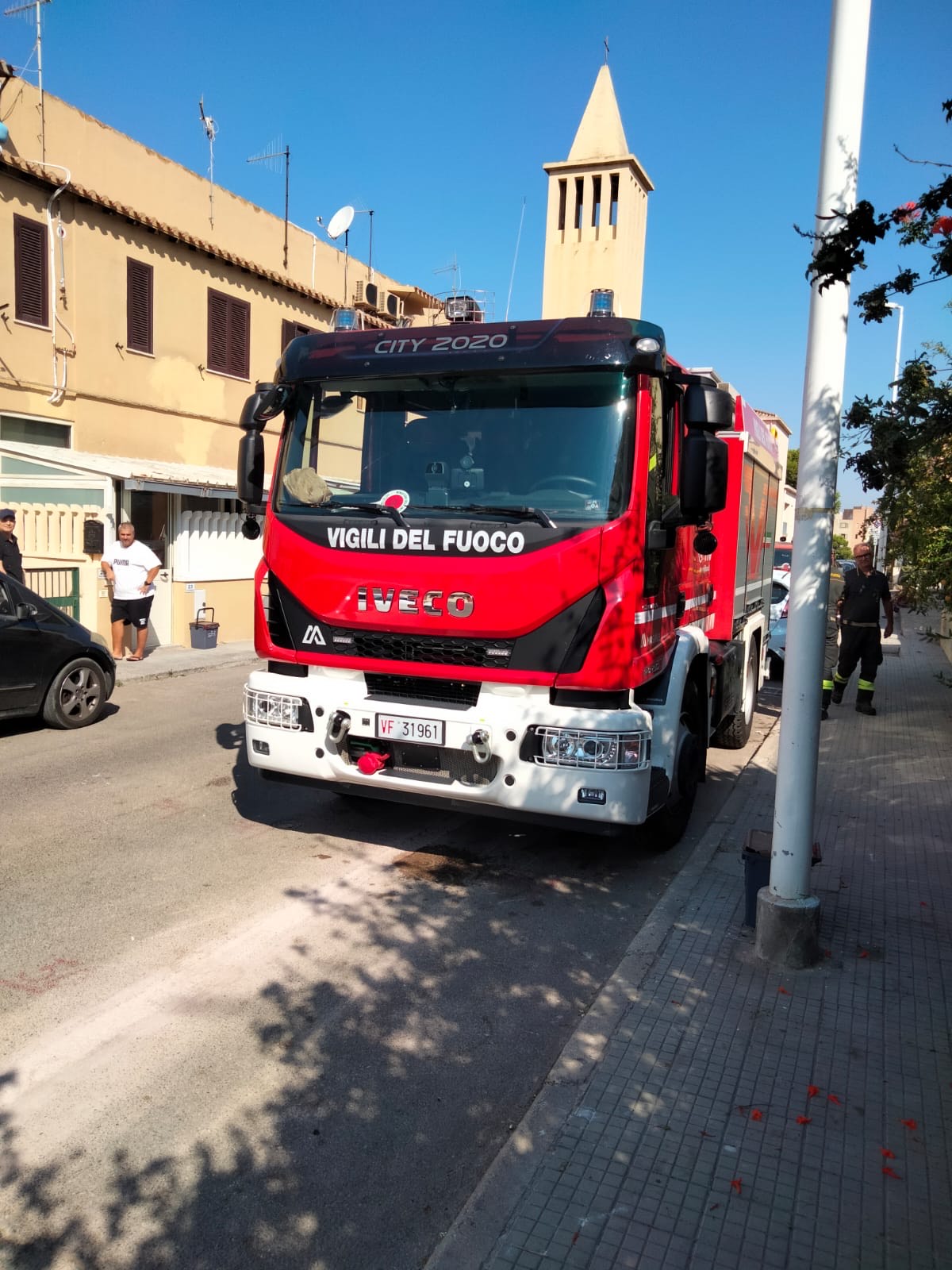 Paura e rabbia in via dei Musicisti nel vecchio Borgo Sant’Elia: crolla una scala, cittadini infuriati