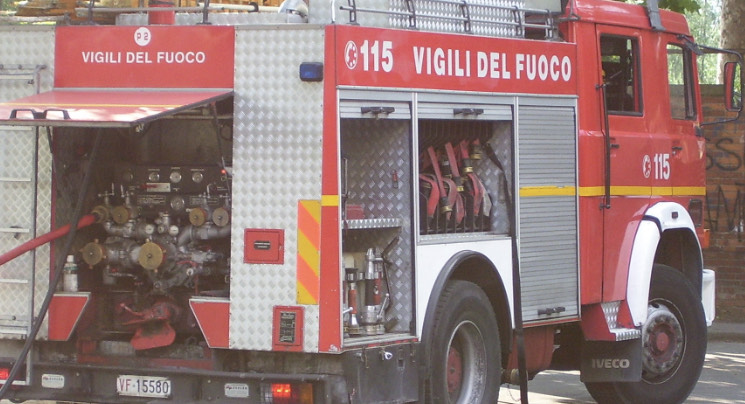 Si addormenta con la sigaretta in mano e scoppia un incendio, muore carbonizzato