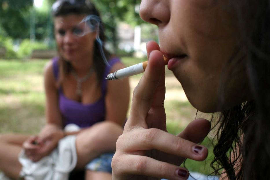 Vendono sigarette a minorenni, tra i clienti c’è anche un 12enne: due tabaccai multati in Sardegna