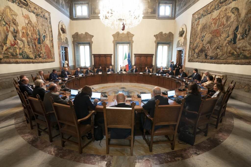 Caro bollette, arriva il decreto del governo: 1,3 miliardi anche per la benzina ma solo ai bisognosi