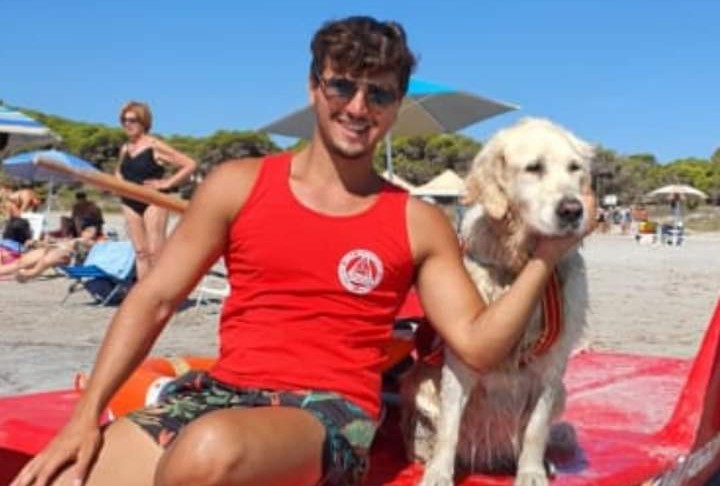 Porto Pino, donna in difficoltà tra le onde viene salvata grazie all’intervento del bagnino Matteo