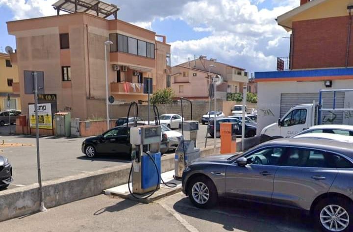 Assemini, addio alle colonnine del distributore abbandonato: “Fate un parcheggio”