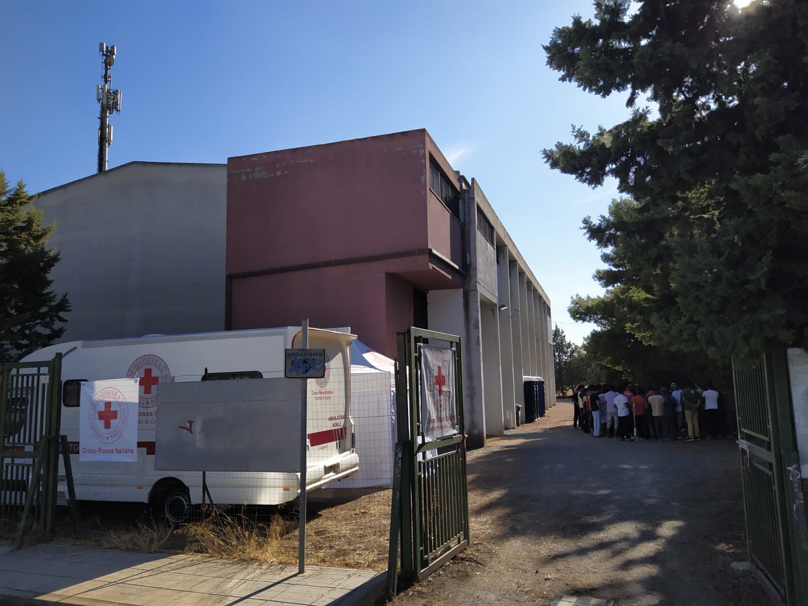 Sinnai, 31 migranti trasferiti in altri centri sardi: la palestra di via Olimpia inizia a svuotarsi