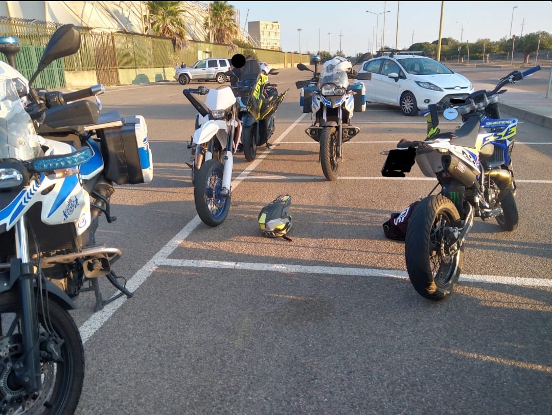 Cagliari, ragazzini terribili tra impennate e manovre choc: la polizia li riconsegna ai genitori