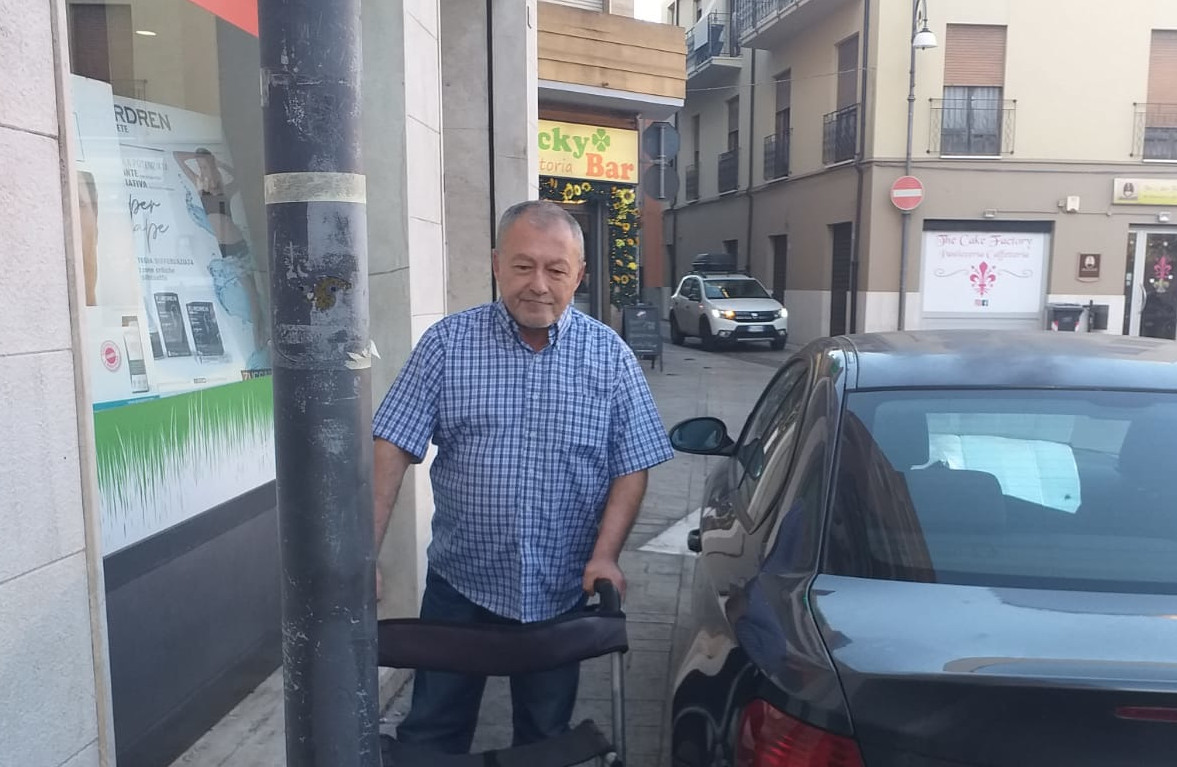 “Malato di sclerosi multipla a Quartu, la mia odissea tra pali sui marciapiedi e auto parcheggiate vicino ai gradini”