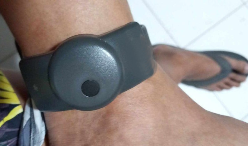 Cagliari, filippino ai domiciliari per violenza sessuale: “Tutto falso e col braccialetto elettronico non posso lavorare”