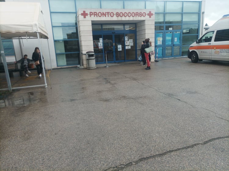 Travolta da un’auto mentre era in bicicletta: gravissima 23enne al Brotzu di Cagliari