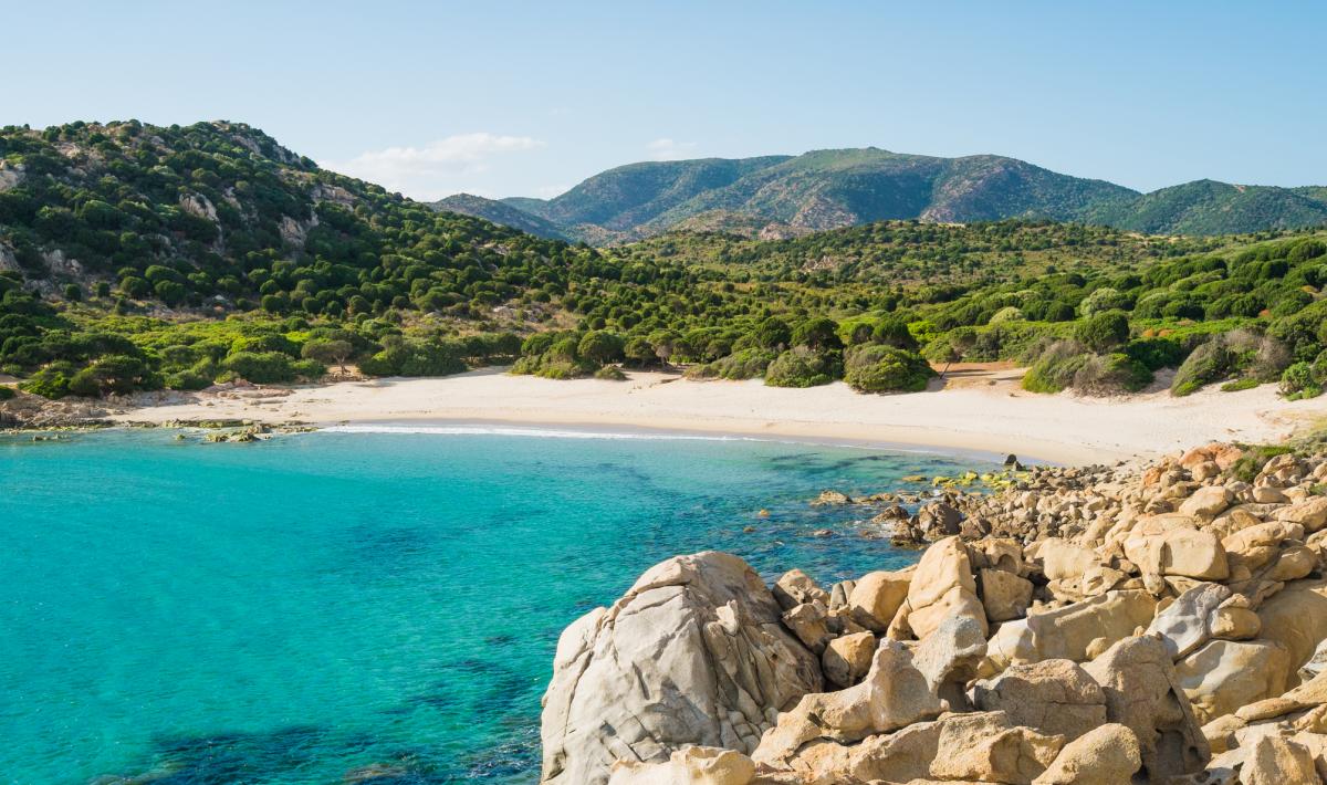 Allarme a Chia, trovata una bomba sott’acqua a 1,5 metri di profondità: sbarrata Cala Cipolla