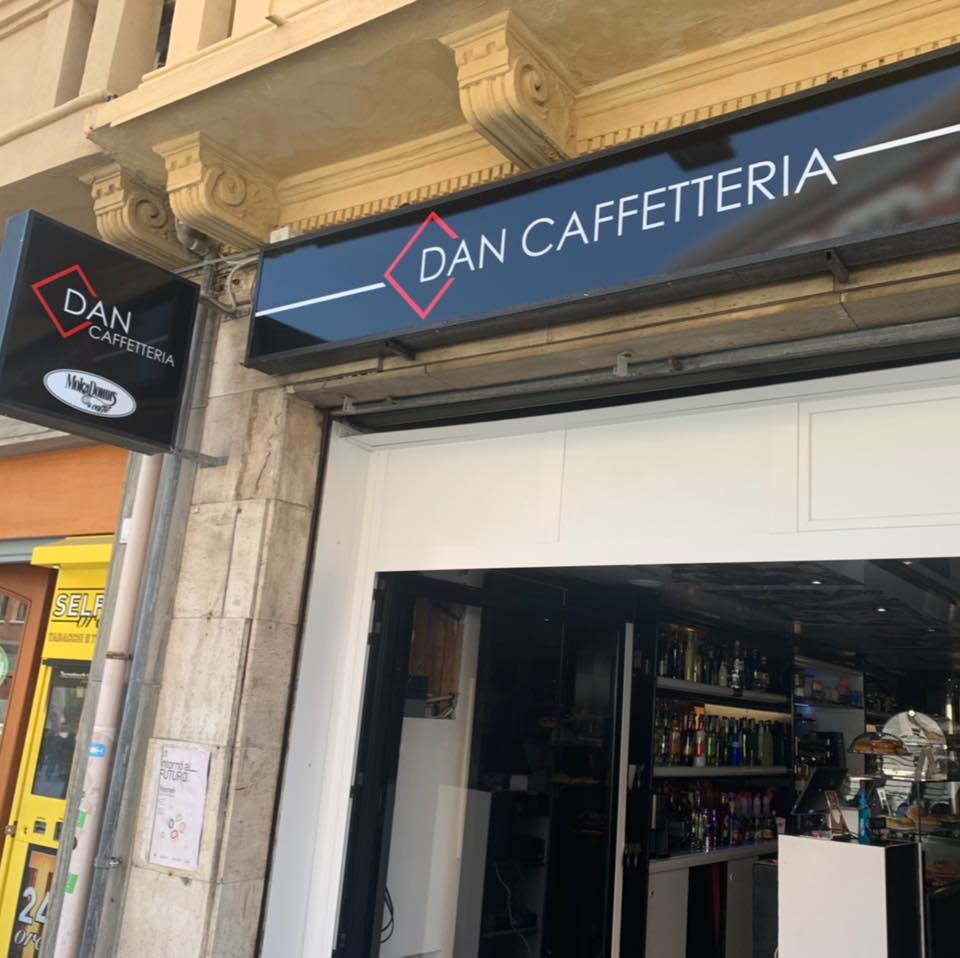 Cagliari, tavolini abusivi e musica all’esterno: stangata al Dan Cocktail di piazza Garibaldi