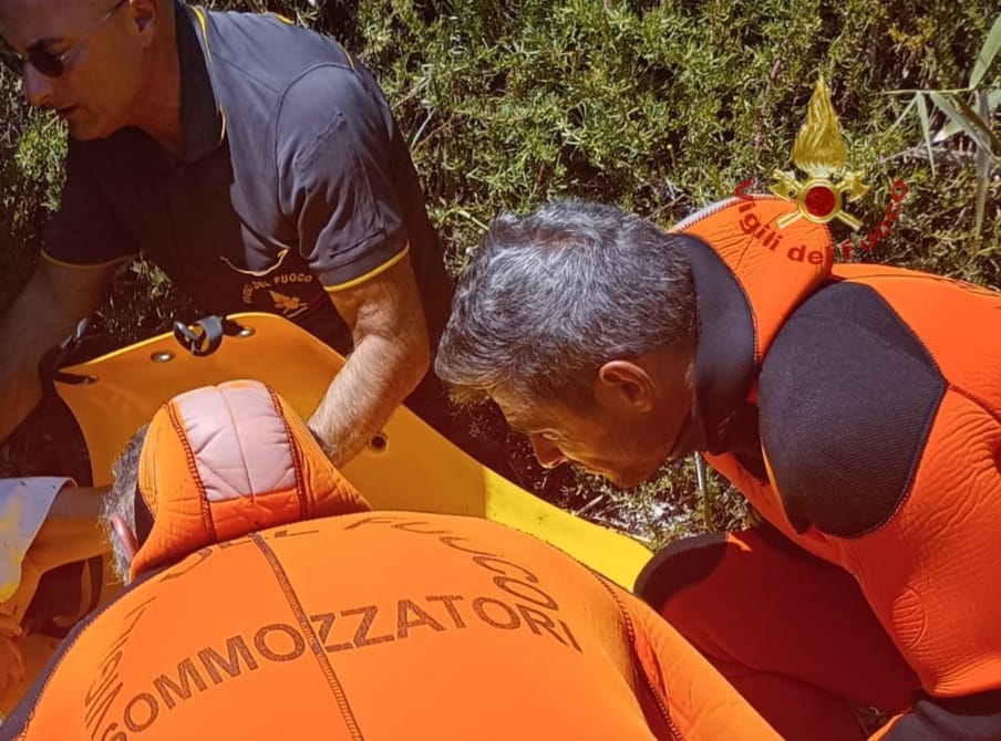 Malore per una donna di 57 anni, cade tra gli scogli a Calamosca: salvata dai vigili del fuoco