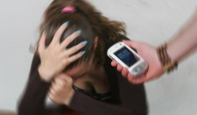 Video hot con minorenne torna in rete: nuova denuncia al tribunale dei minori di Cagliari