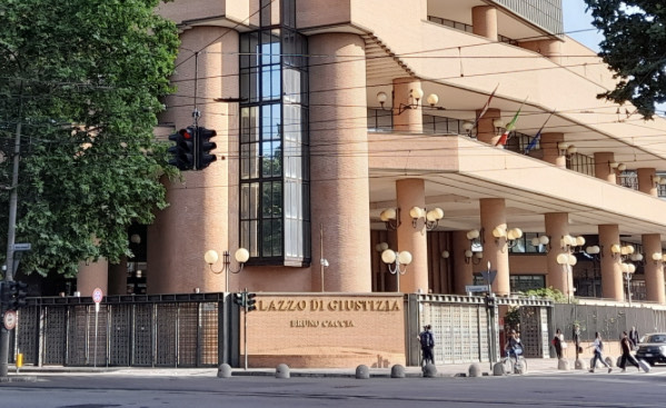 “O diventi etero o ti butto dal balcone”, le minacce del padre a un ragazzo gay