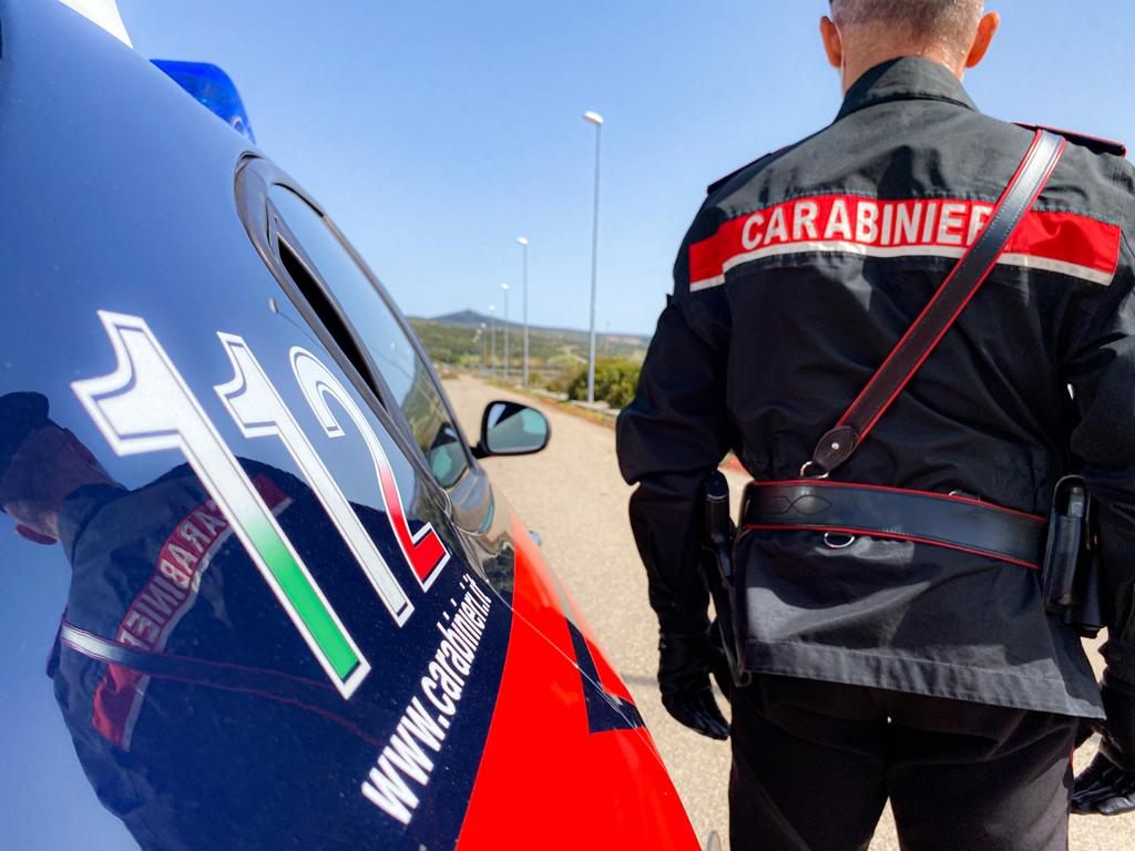 Isili, in auto hanno due chili e mezzo di marijuana: coppia di diciannovenni nei guai
