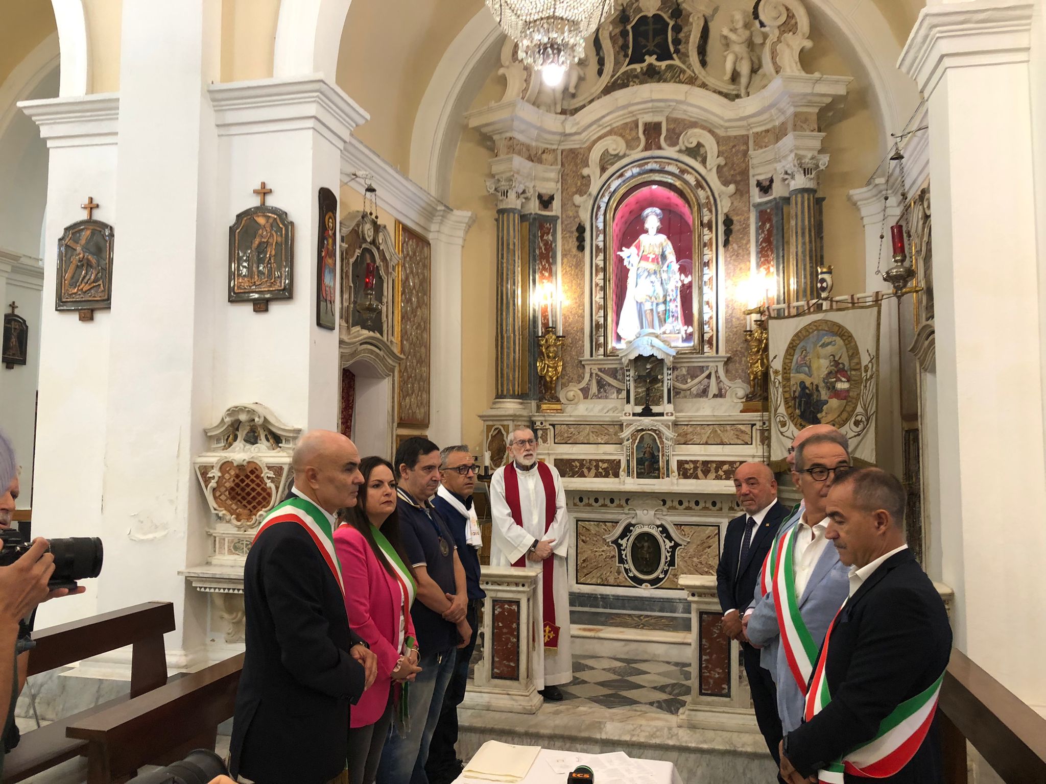 Da Cagliari a Nora in preghiera tra saline, ville e nuraghi: partito il “Cammino di Sant’Efisio”