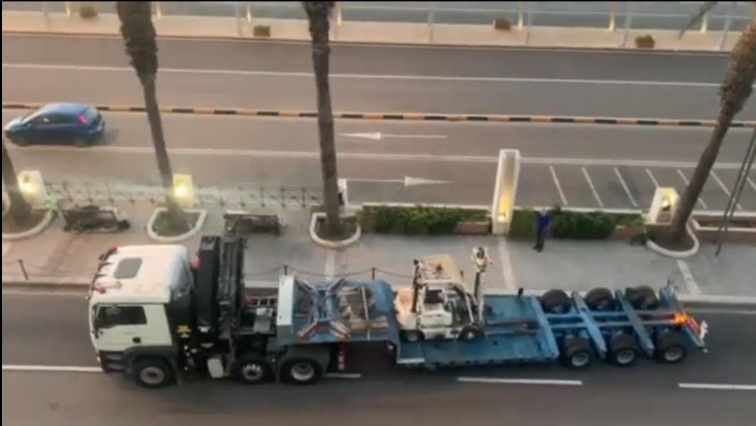 Abbatte paletti e distrugge il marciapiede in marmo, autotrasportatore in fuga a Cagliari: “Danni ingenti”