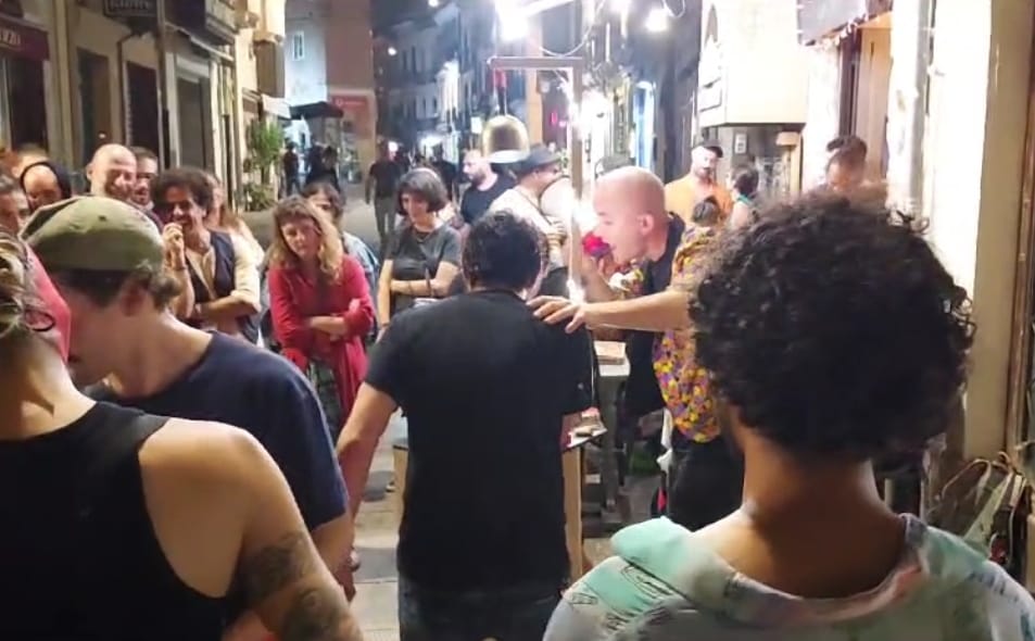 Cagliari, festa in strada nel Corso alle 2 di notte: “Noi residenti siamo al collasso”