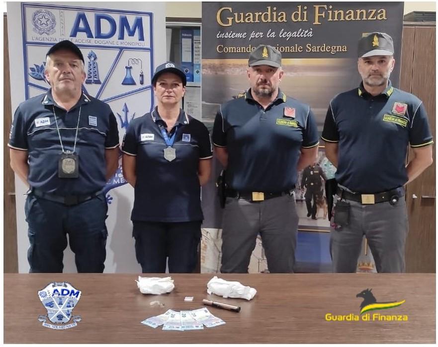 Trasportava la “droga dell’euforia”: trafficante filippino arrestato all’aeroporto di Cagliari
