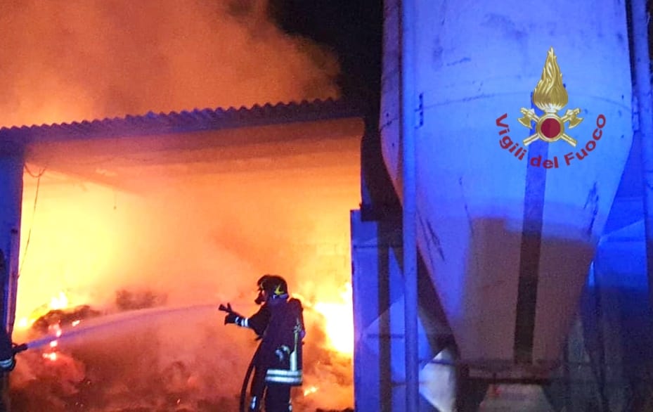 Serdiana, va a fuoco un capannone di fieno nella notte