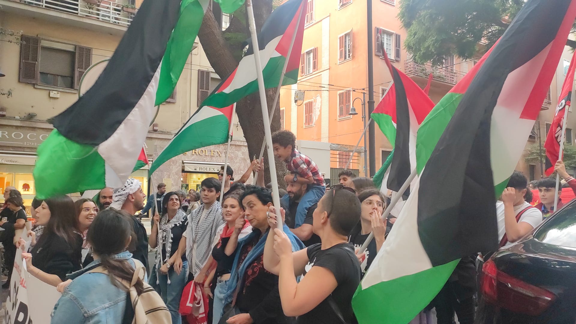 “Fermiamo il massacro a Gaza”, mille persone in corteo a Cagliari per la Palestina
