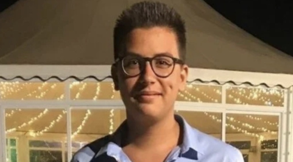 Un giovane di 22 anni accompagna la fidanzata a vedere un locale, ma crolla il pavimento e muore
