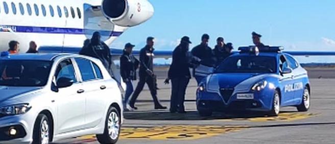 Filippo Turetta è in carcere a Verona, consegnato ammanettato a mani e piedi