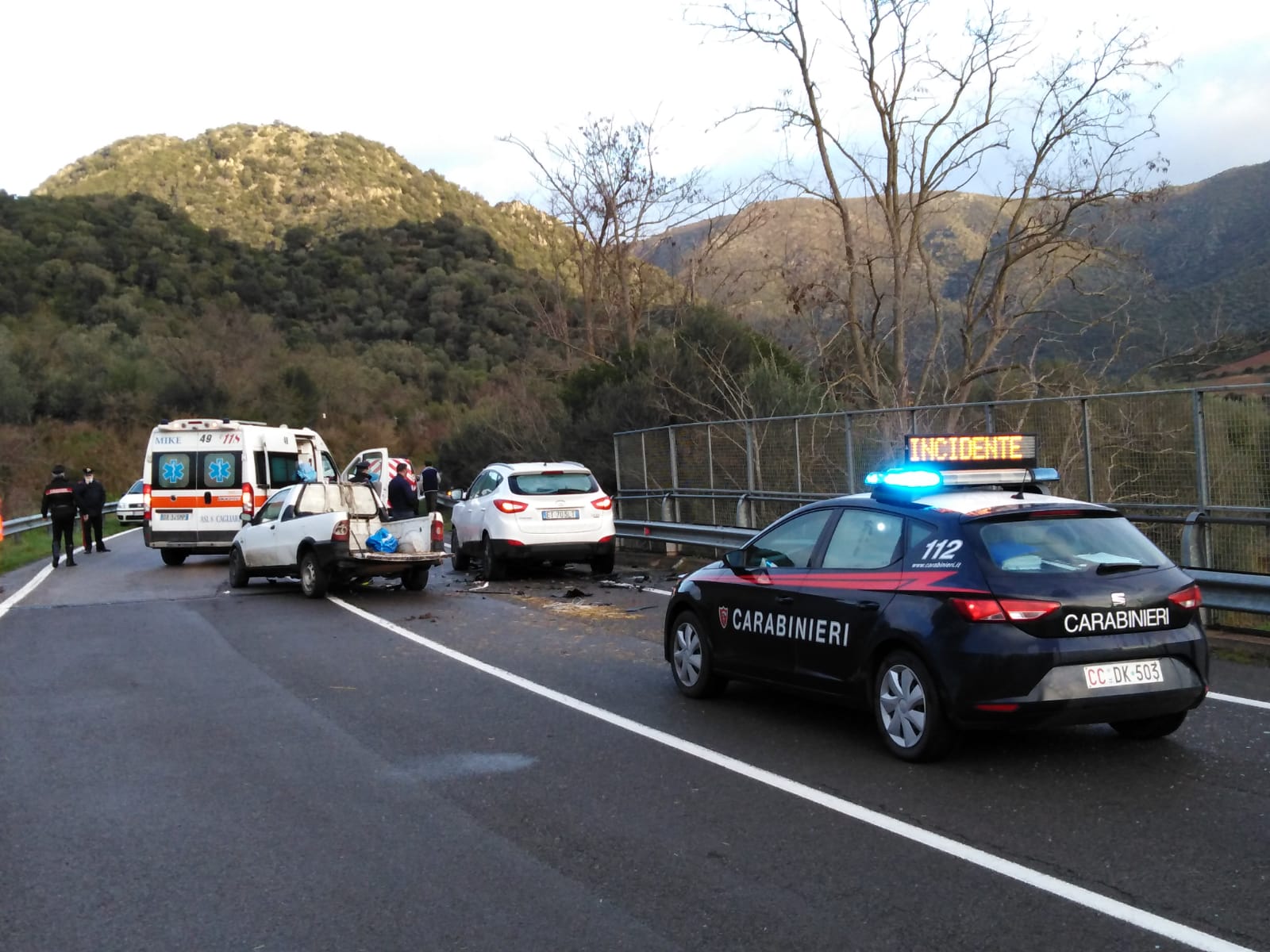 Esce di strada e l’auto si ribalta, grave una donna a Calasetta