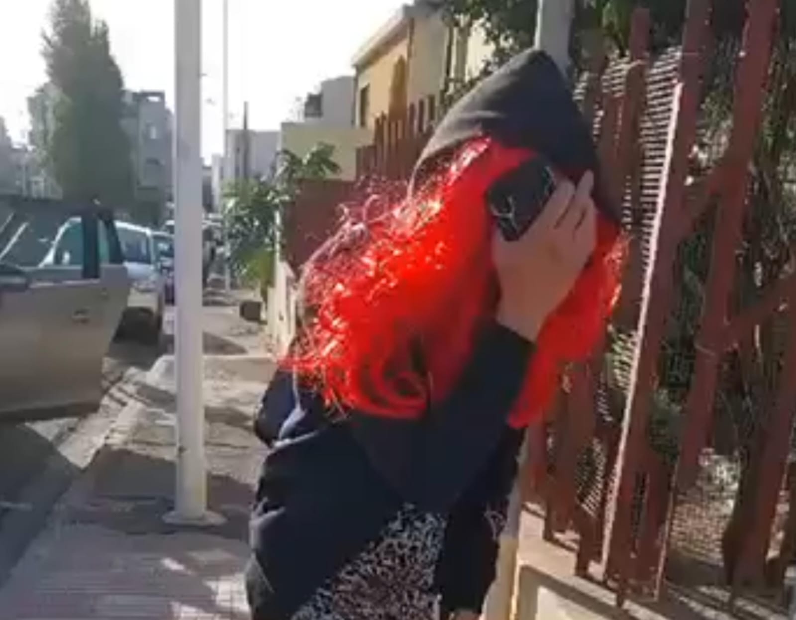 Con la parrucca e vestito da donna mostrava i genitali ai bimbi della scuola primaria: 37enne denunciato a Cagliari
