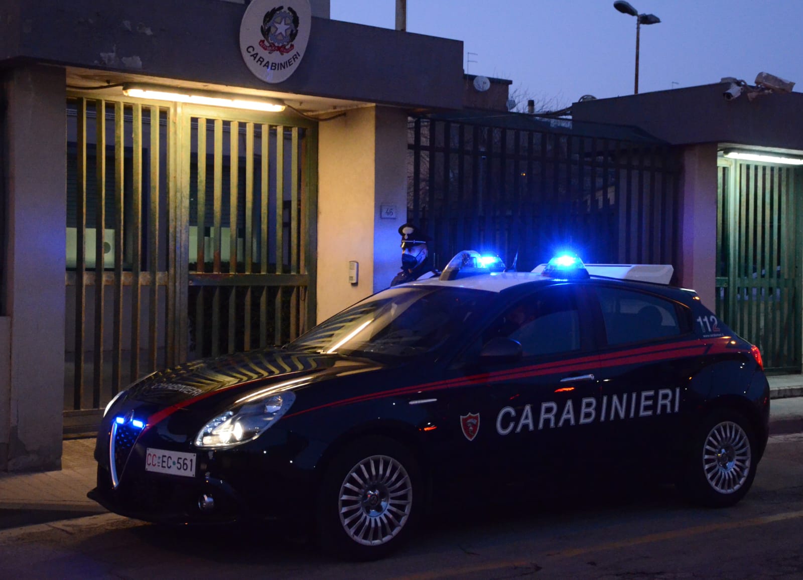 Porte d’ingresso di bar e ristoranti sfondate a Villasimius, coppia denunciata dai carabinieri