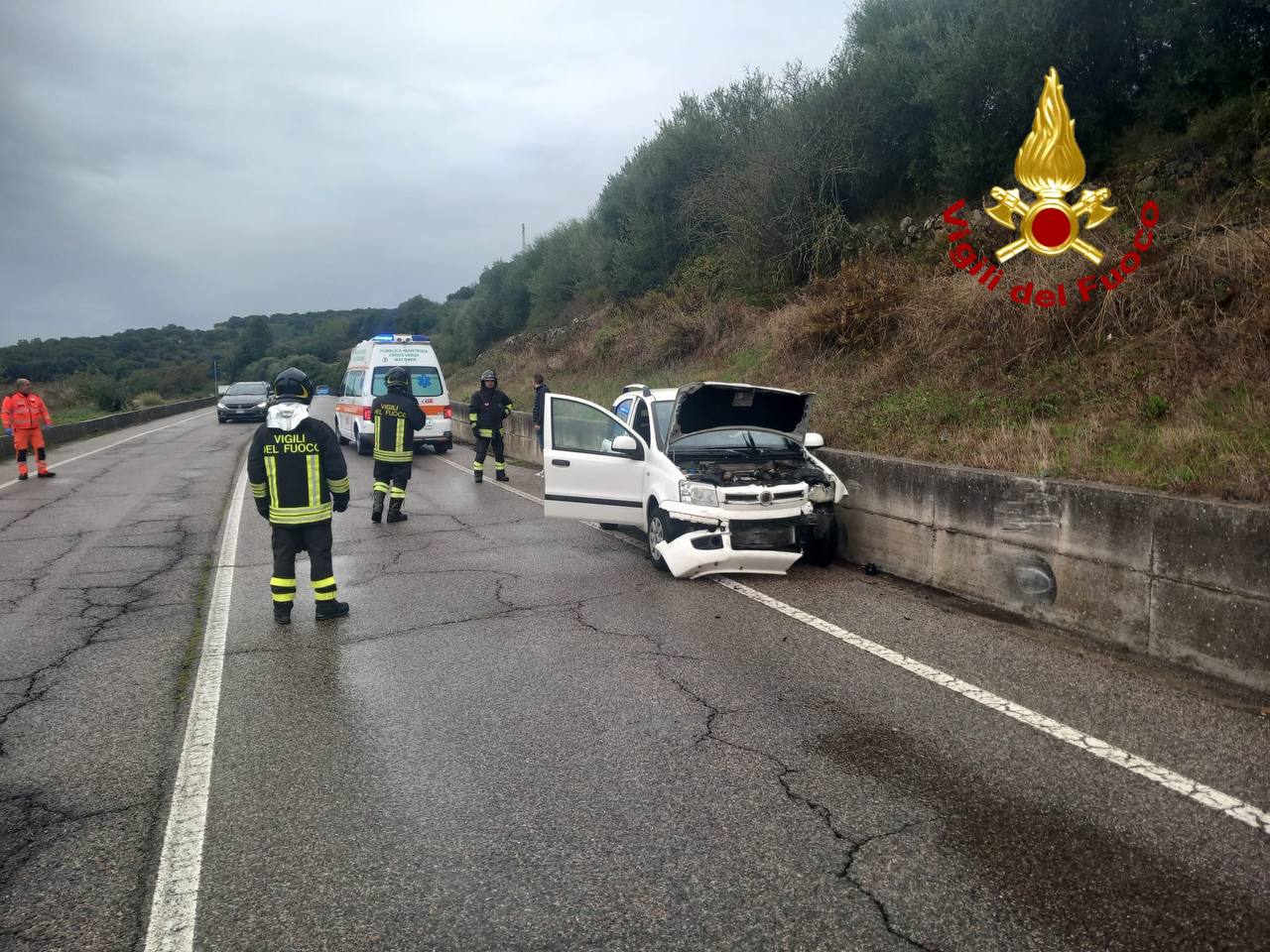 Sbanda e si schianta con l’auto sulla 131 a Macomer, una donna finisce all’ospedale