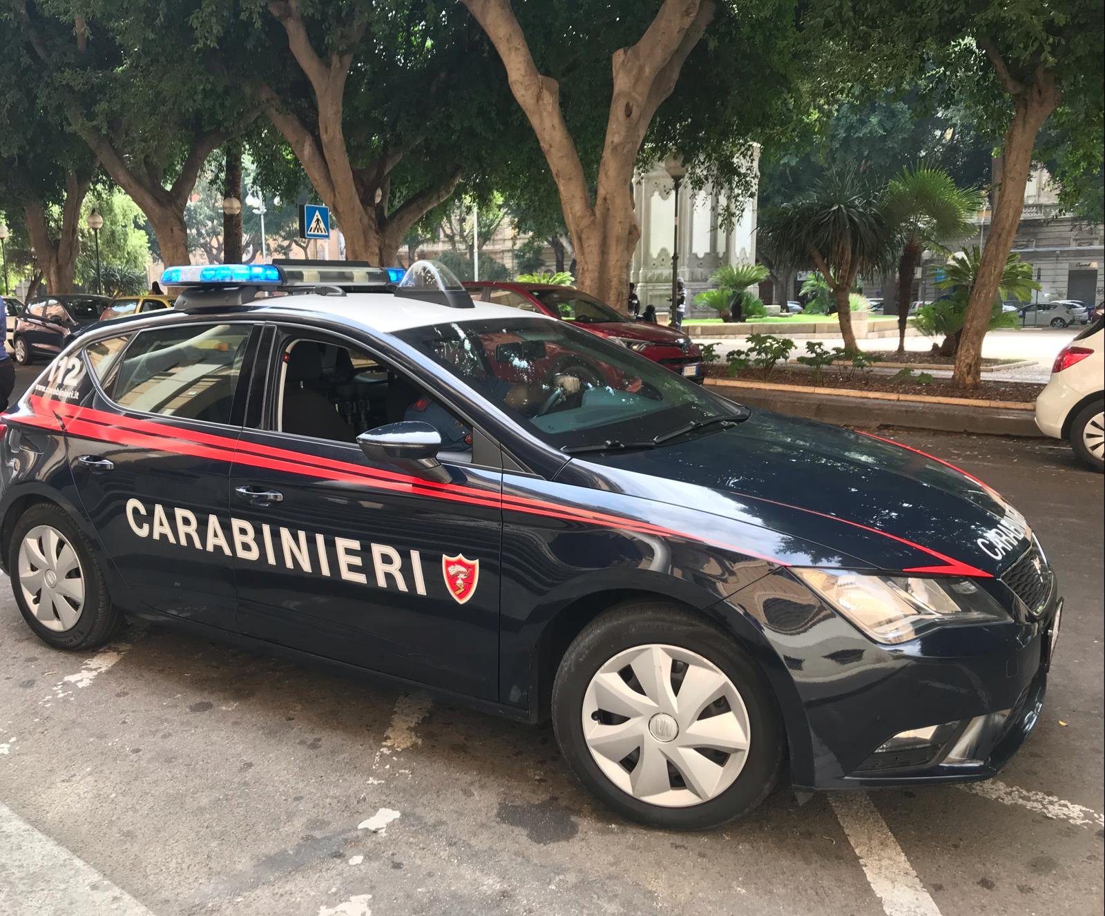 Orrore in piazza del Carmine a Cagliari: aggredisce il rivale e gli stacca una falange a morsi, ricercato un gambiano