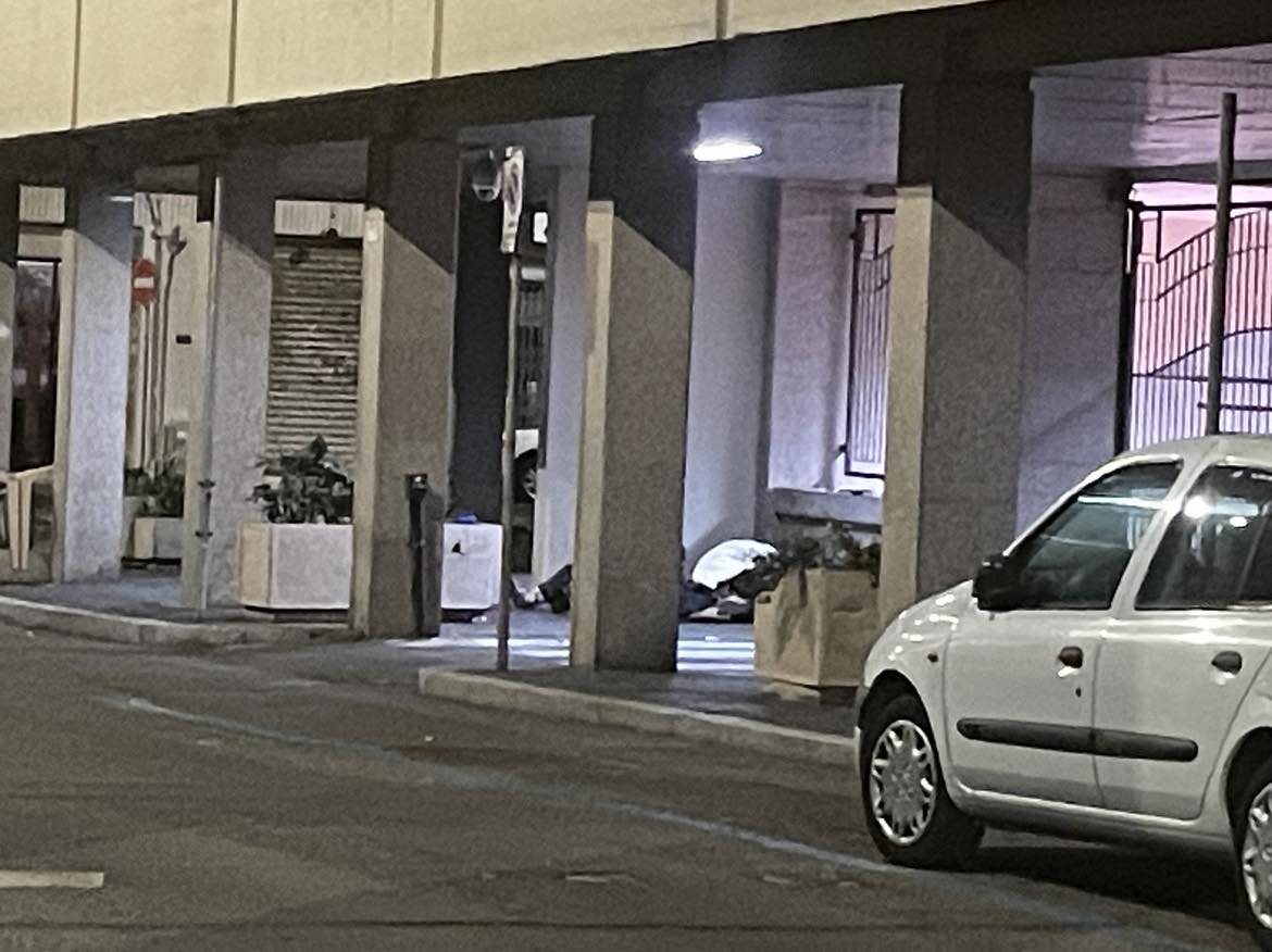 Degrado a Cagliari, clochard banchettano sotto il Comune di Truzzu e la pasticceria festeggia a notte fonda