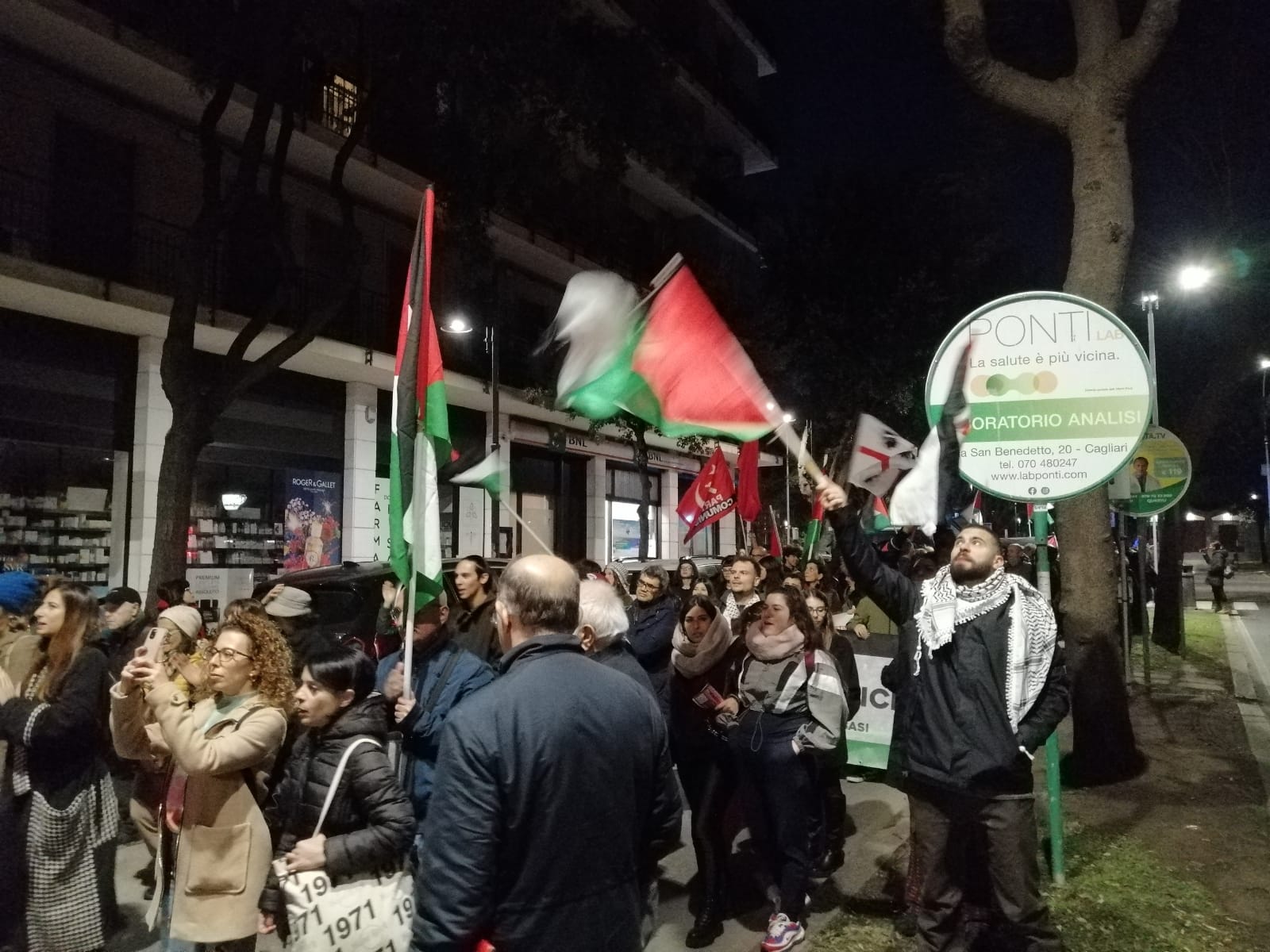 Cagliari, centinaia di persone in marcia per la Palestina: “Fermiamo il massacro”