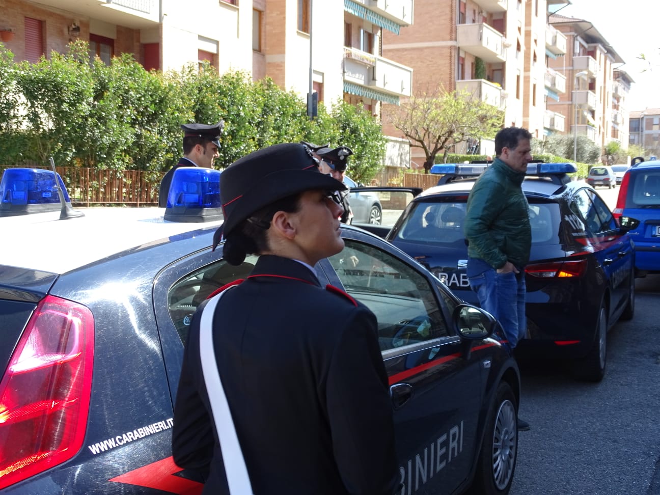 Ruba il bancomat a un coetaneo in via Roma a Cagliari: denunciato 17enne marocchino