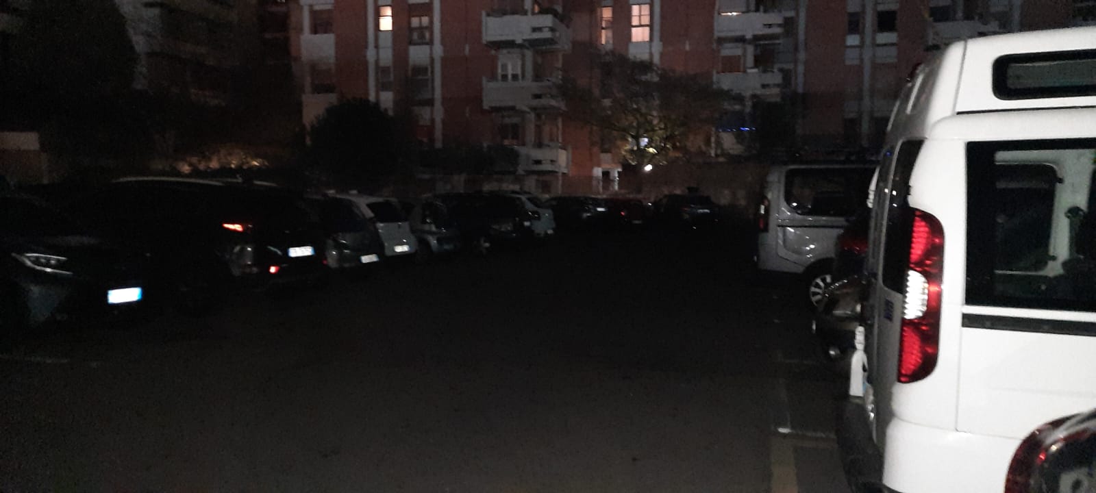 Cagliari, allarme a Monte Mixi: “Siamo al buio da alcuni mesi, è pericoloso”