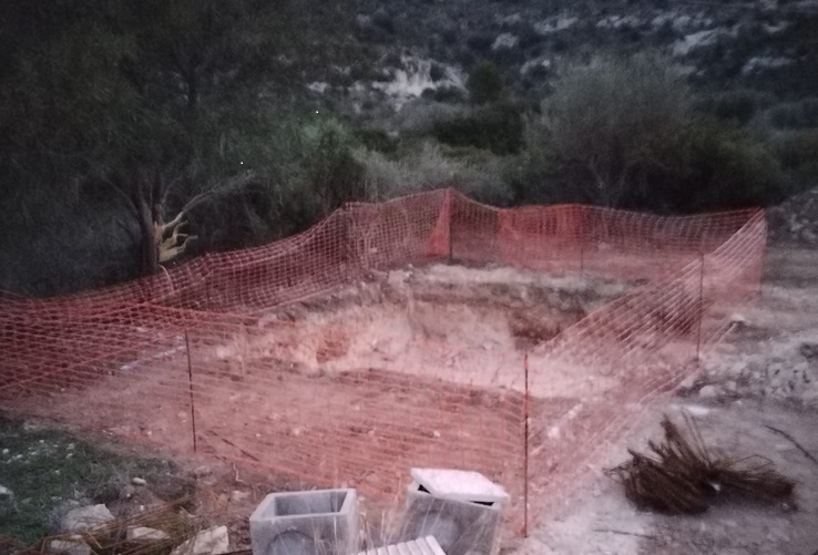 Cagliari, lavori a Calamosca: spunta un’antenna telefonica davanti al mare