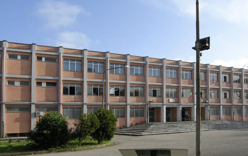 Una studentessa di 17 anni accoltella la compagna di classe: la vittima in prognosi riservata