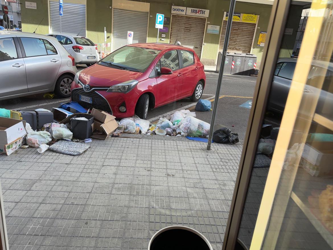 Via Giudice Guglielmo, da tre giorni un letamaio: “Tanti sporcano e nessuno pulisce”