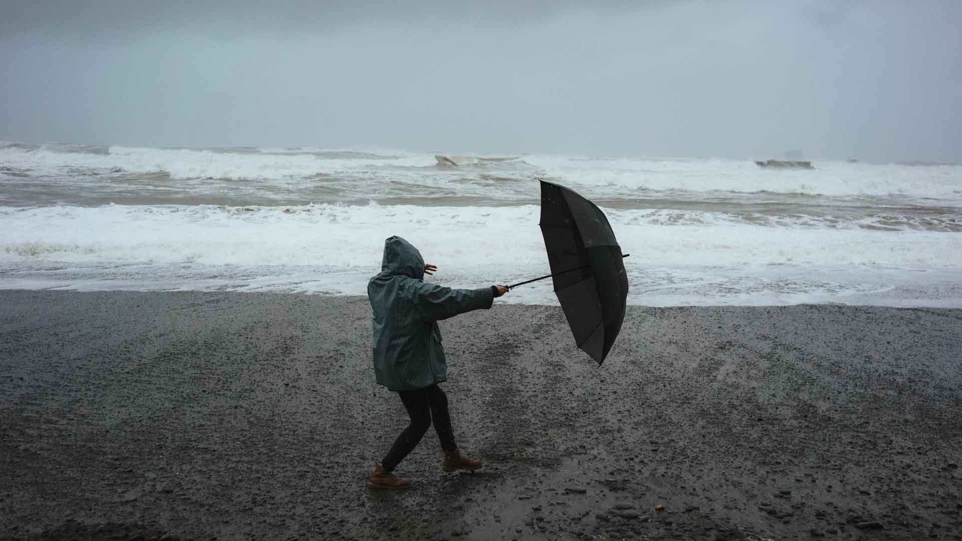 Meteo Casteddu, tempesta di vento su tutta l’Isola: allerta anche per mareggiate e rovesci
