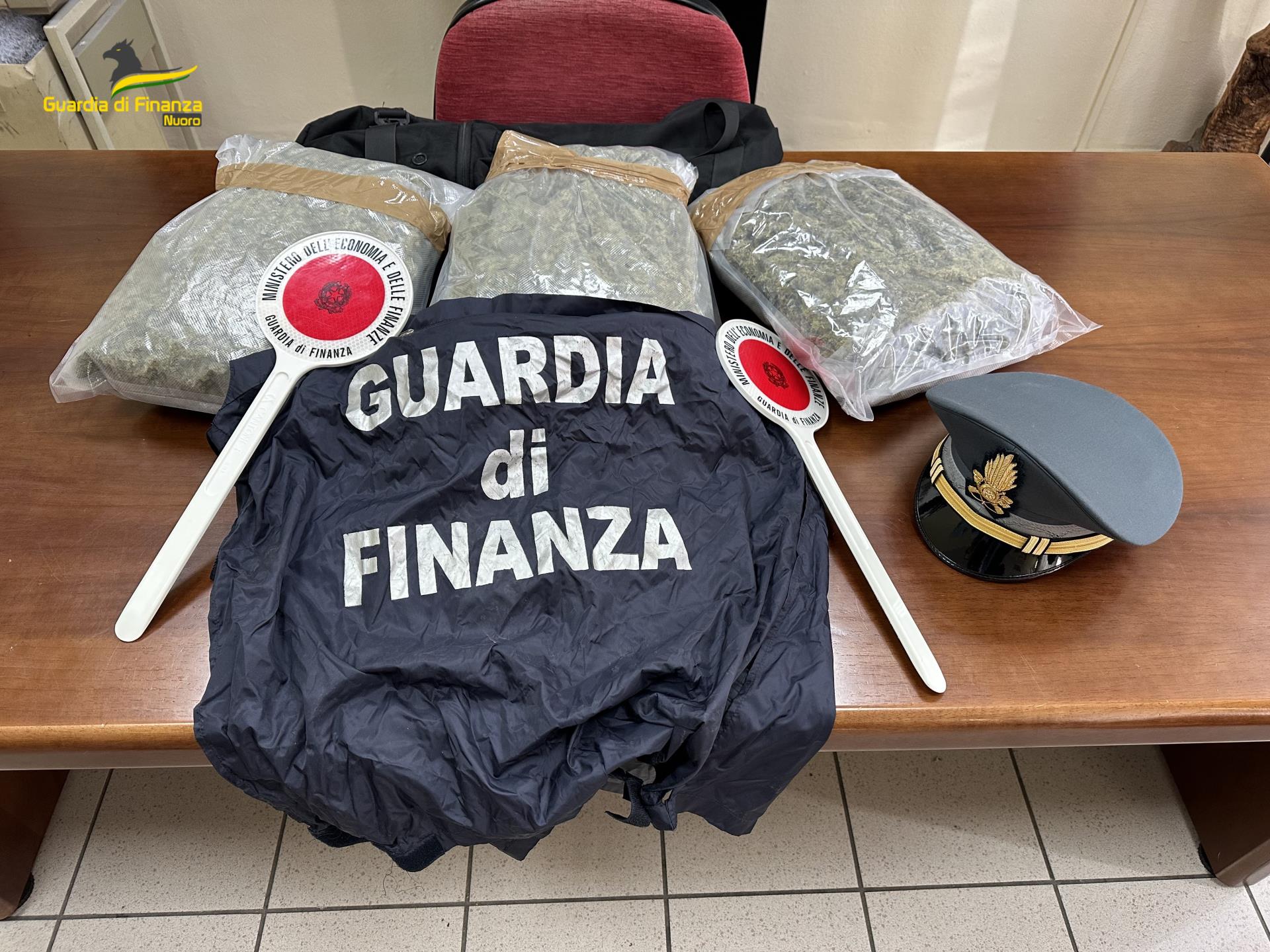 Nasconde 3 kg di marijuana nel bagagliaio dell’auto: arrestato un 32enne di Quartu