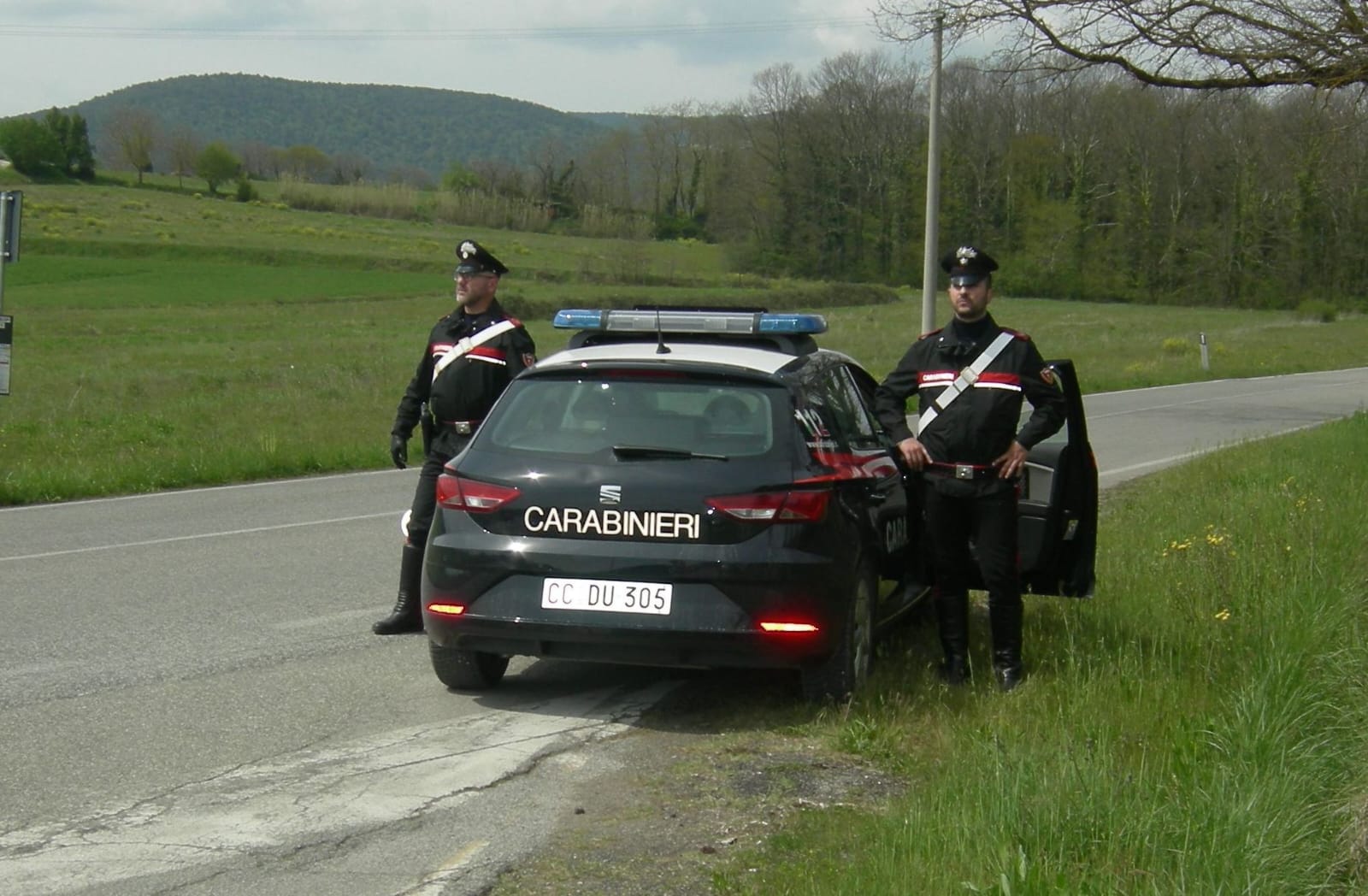 Abbandona 50 kg di rifiuti in strada, i carabinieri lo identificano dalle bollette e dai pacchi: 37enne denunciato a Gesturi