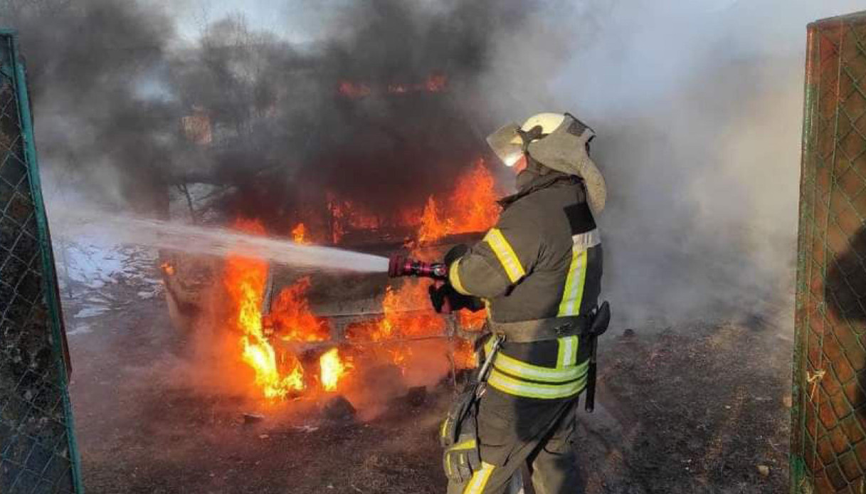 Fiamme e paura, va a fuoco una casa in piena notte a Siamanna: si salva una famiglia di 5 persone