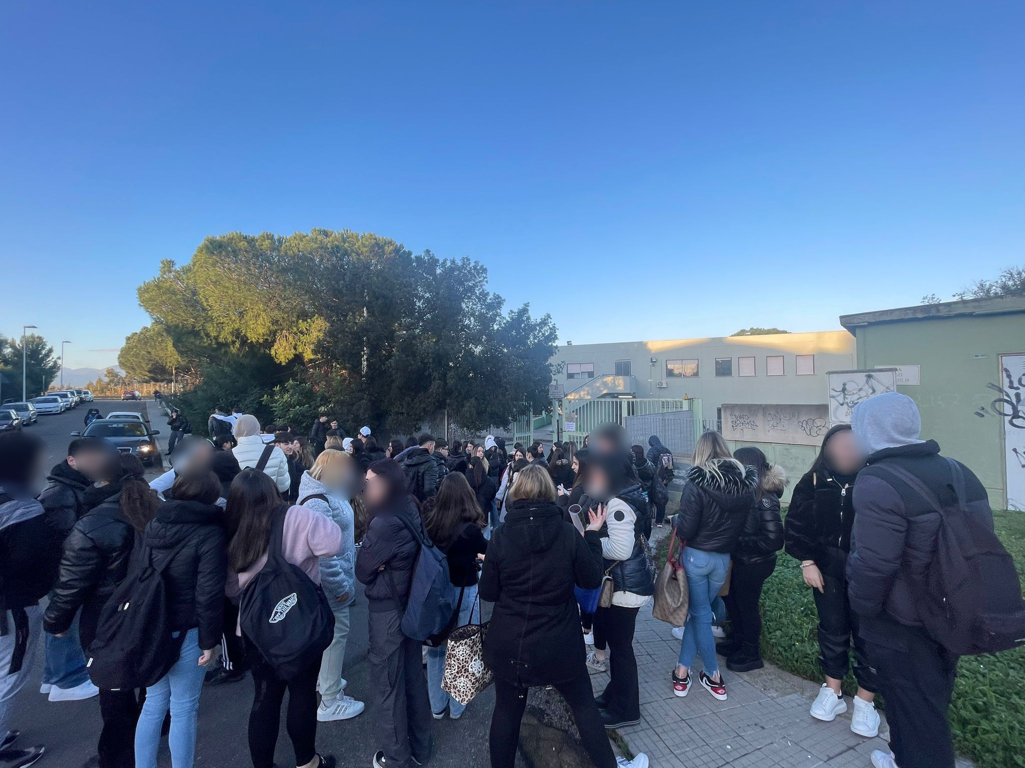 Freddo nelle aule, protestano gli studenti di Decimomannu: “Lezioni impossibili con 15 gradi”