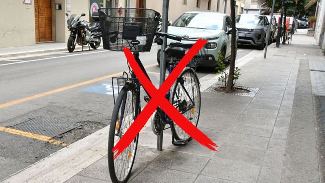 Biciclette “incatenate” a Cagliari, esplode la polemica: la Fiab fa ricorso al Consiglio di Stato
